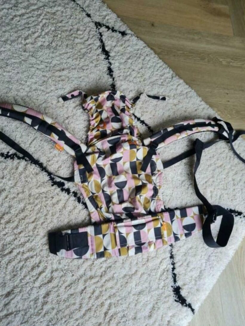 Tula Free to Grow Lovely draagzak met roze, gele en zwarte confettiprint op wit